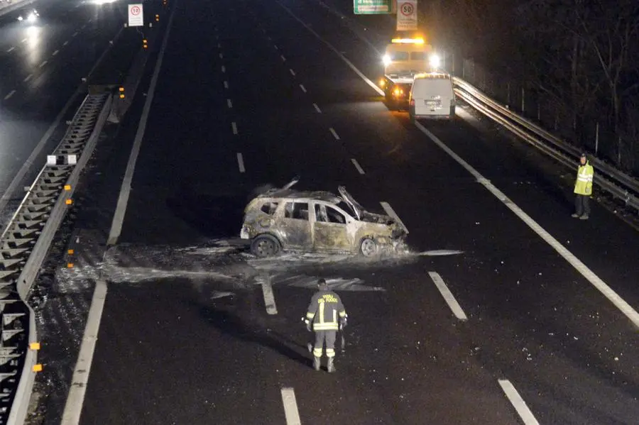 La vettura coinvolta nell'incendio in A4
