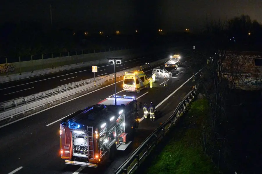 La vettura coinvolta nell'incendio in A4