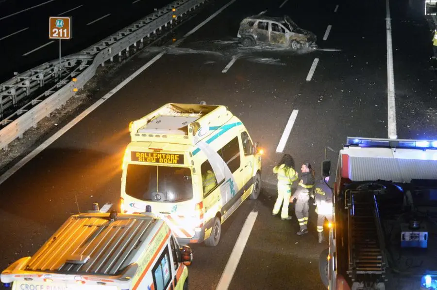 La vettura coinvolta nell'incendio in A4