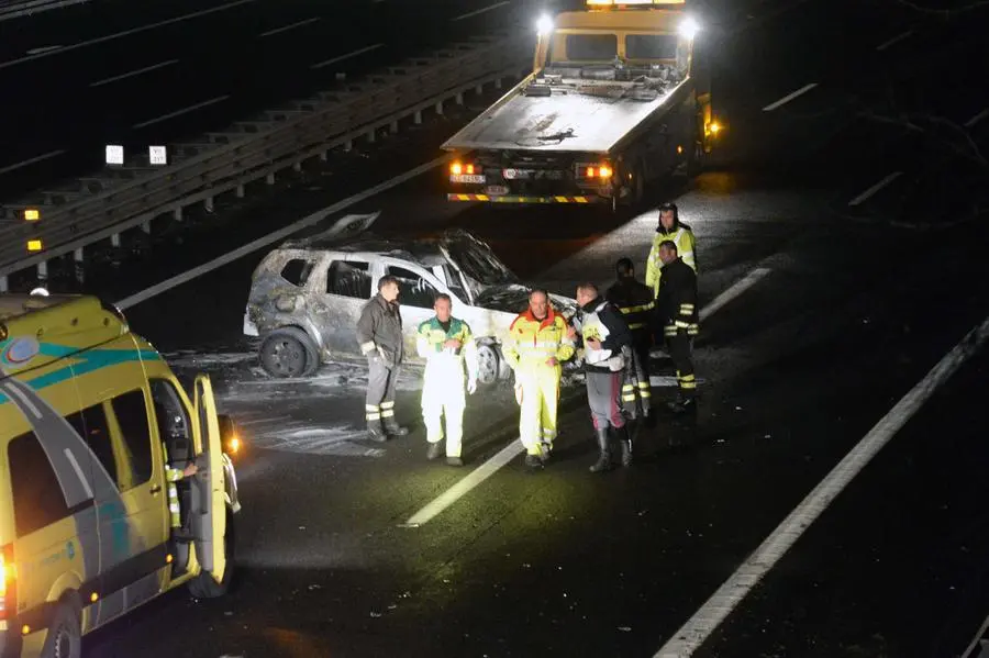 La vettura coinvolta nell'incendio in A4