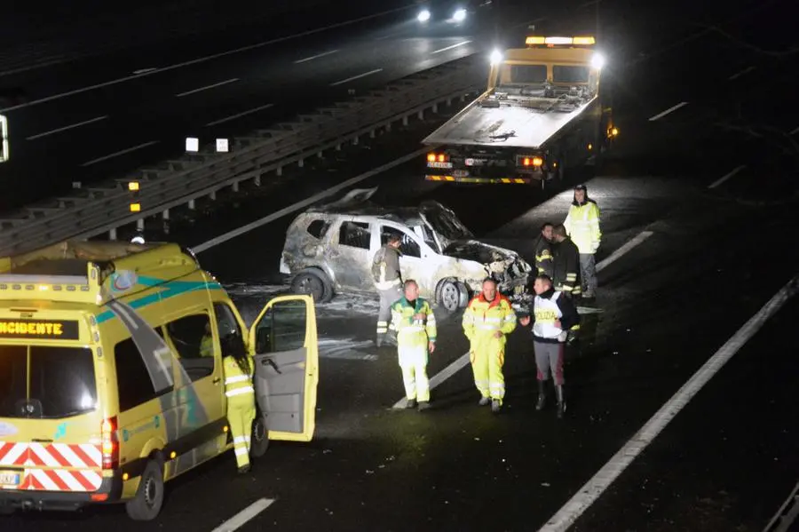 La vettura coinvolta nell'incendio in A4