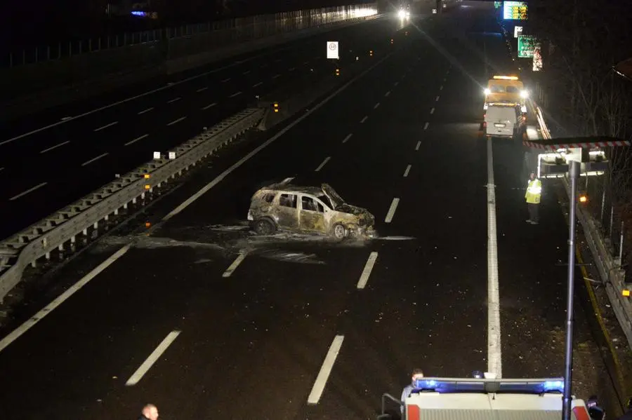 La vettura coinvolta nell'incendio in A4