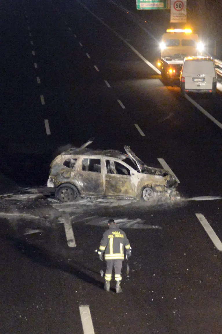 La vettura coinvolta nell'incendio in A4