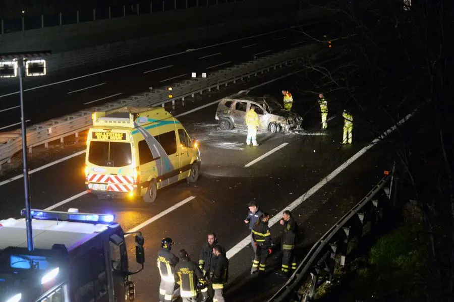 La vettura coinvolta nell'incendio in A4