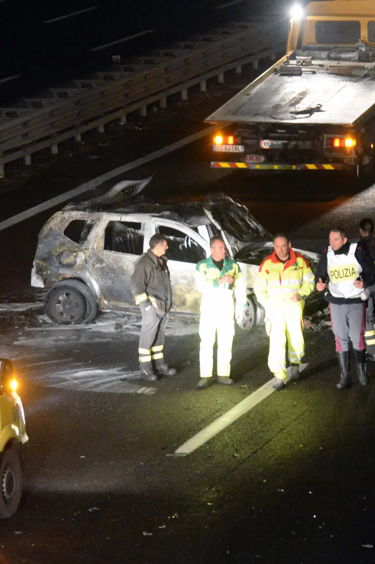 La vettura coinvolta nell'incendio in A4