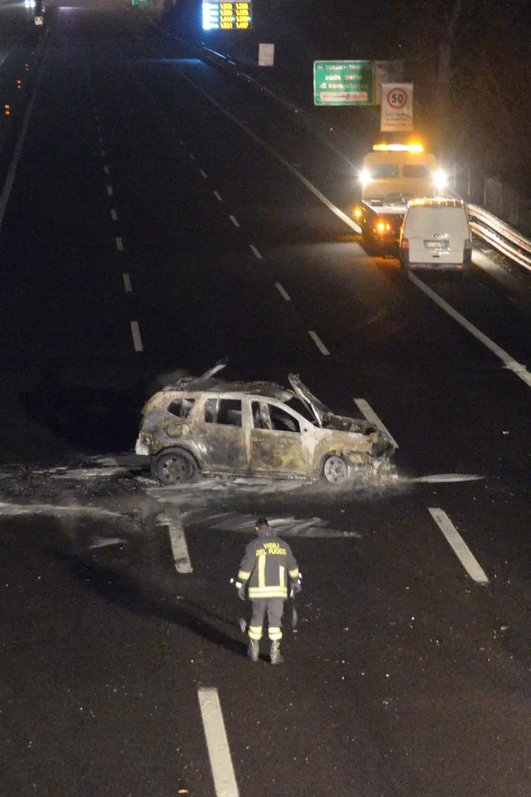 La vettura coinvolta nell'incendio in A4