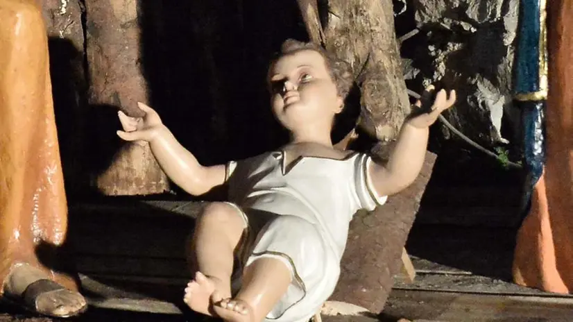 Bambinello e pecorella trafugati, il presepe prima e dopo il furto