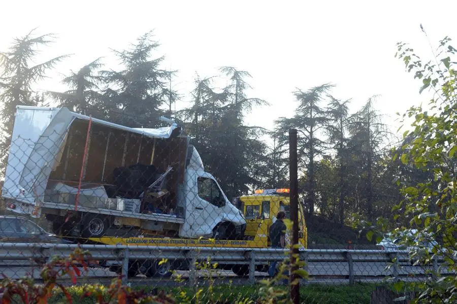 Camion si ribalta in A4