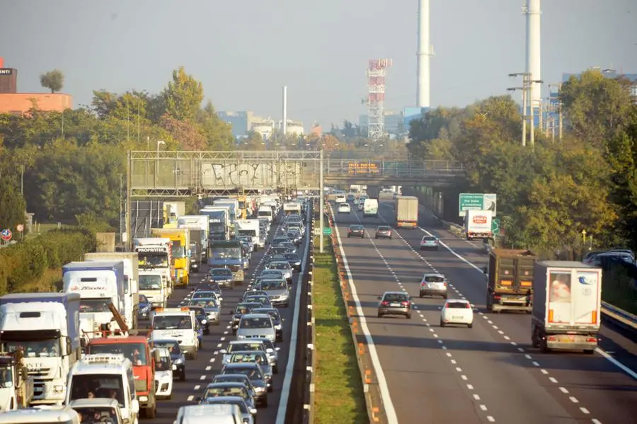 Camion si ribalta in A4