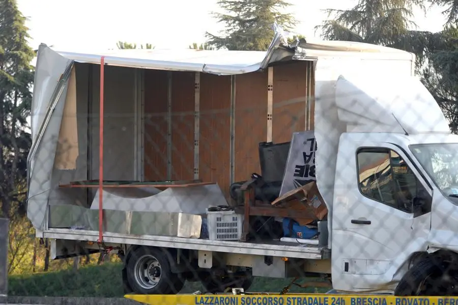 Camion si ribalta in A4