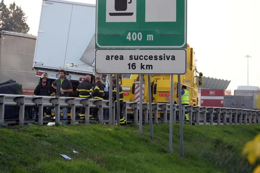 Camion si ribalta in A4