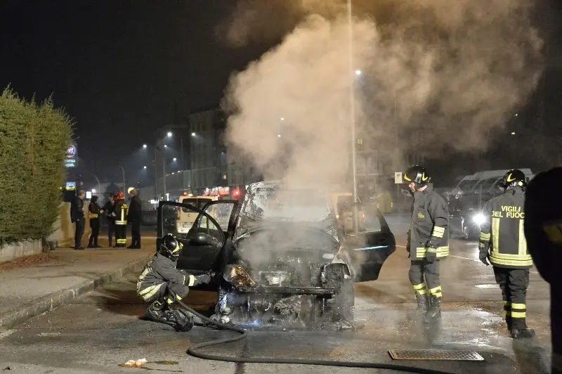 Via Vallecamonica, auto distrutta dalle fiamme