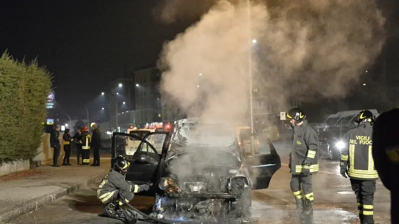 Via Vallecamonica, auto distrutta dalle fiamme