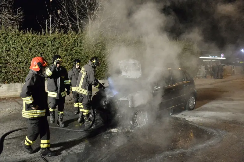 Via Vallecamonica, auto distrutta dalle fiamme