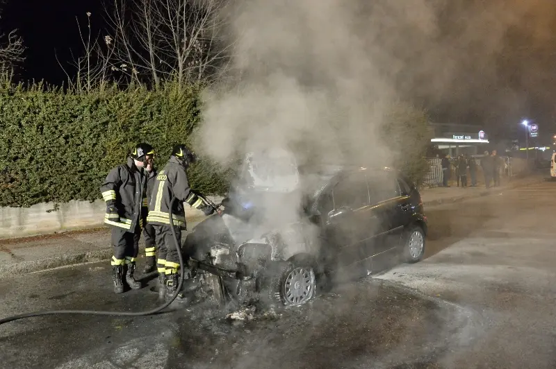 Via Vallecamonica, auto distrutta dalle fiamme