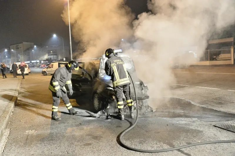 Via Vallecamonica, auto distrutta dalle fiamme