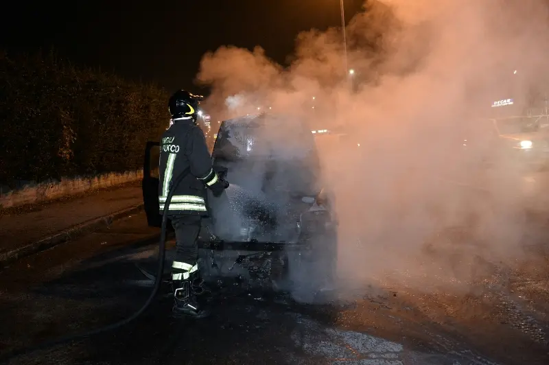 Via Vallecamonica, auto distrutta dalle fiamme