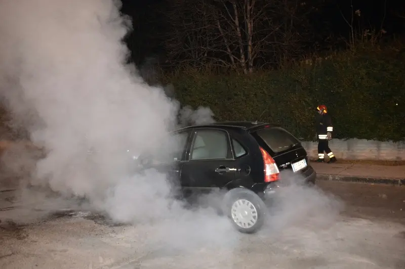 Via Vallecamonica, auto distrutta dalle fiamme