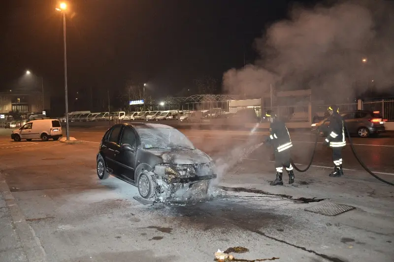 Via Vallecamonica, auto distrutta dalle fiamme