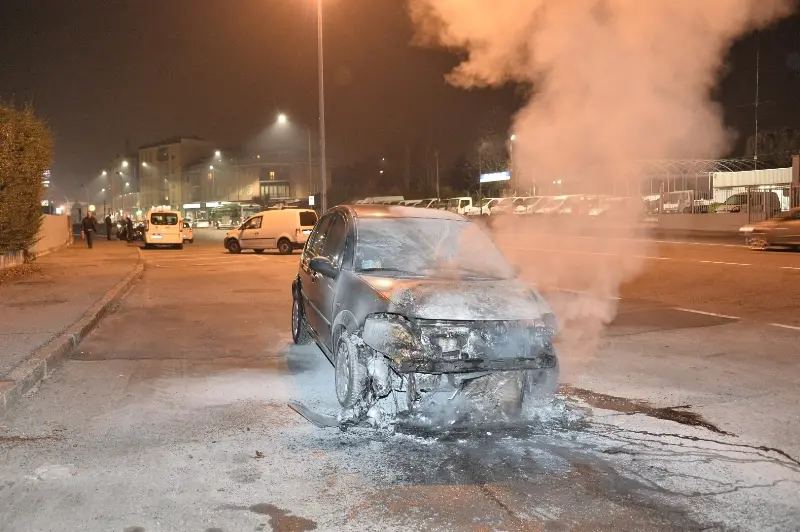 Via Vallecamonica, auto distrutta dalle fiamme