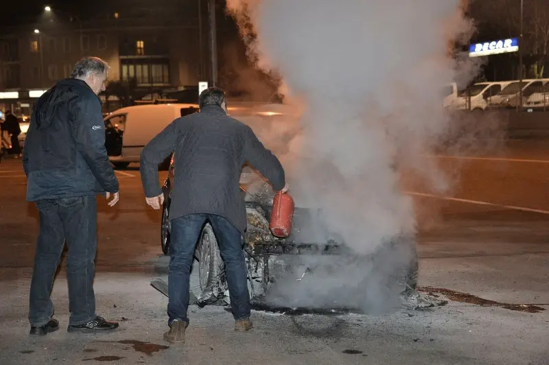 Via Vallecamonica, auto distrutta dalle fiamme