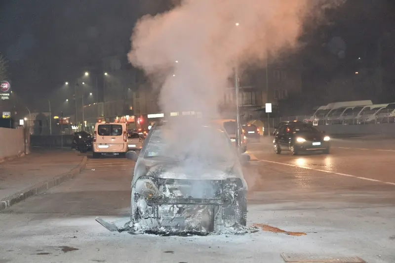 Via Vallecamonica, auto distrutta dalle fiamme