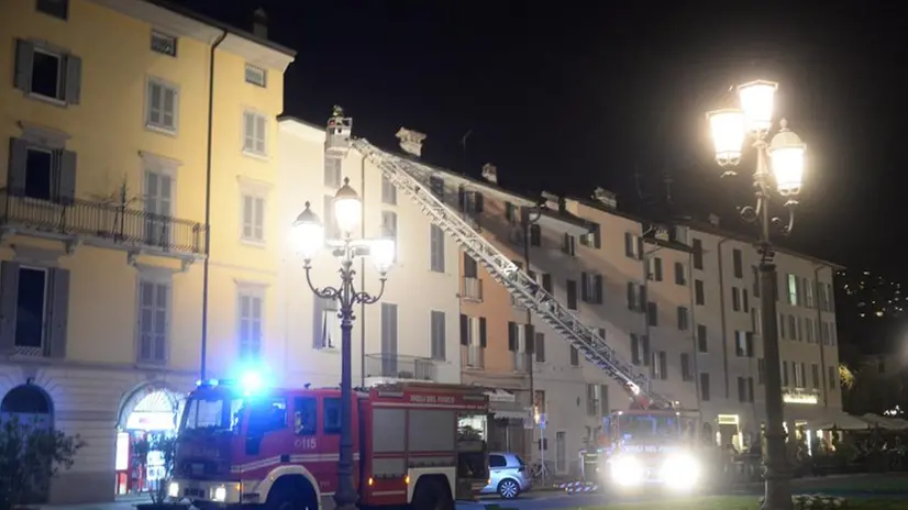 I mezzi dei Vvf in piazzale Arnaldo