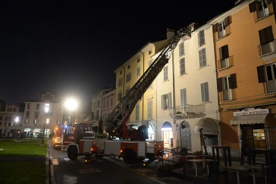 I mezzi dei Vvf in piazzale Arnaldo