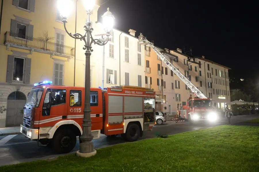 I mezzi dei Vvf in piazzale Arnaldo