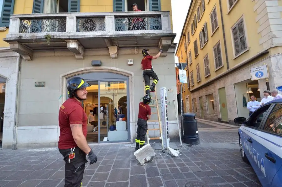 Un pezzo di balcone cade in corso Zanardelli