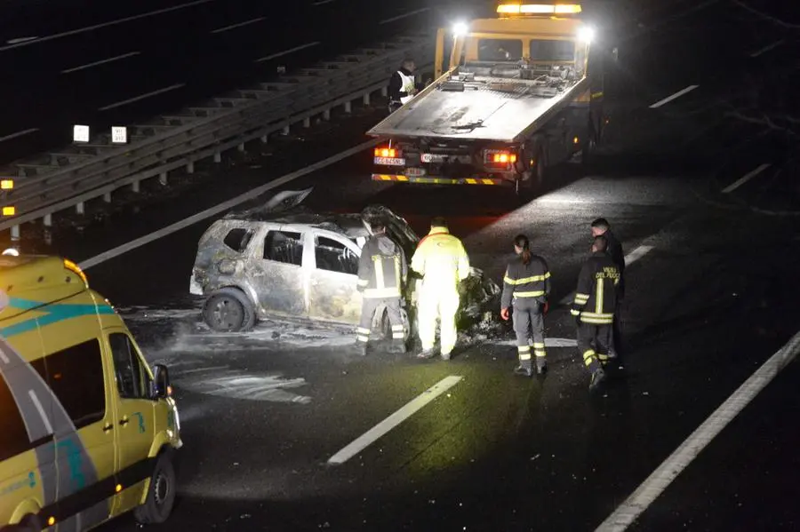 La vettura coinvolta nell'incendio in A4