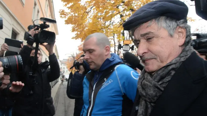 L'arrivo degli indagati alla caserma dei Carabinieri