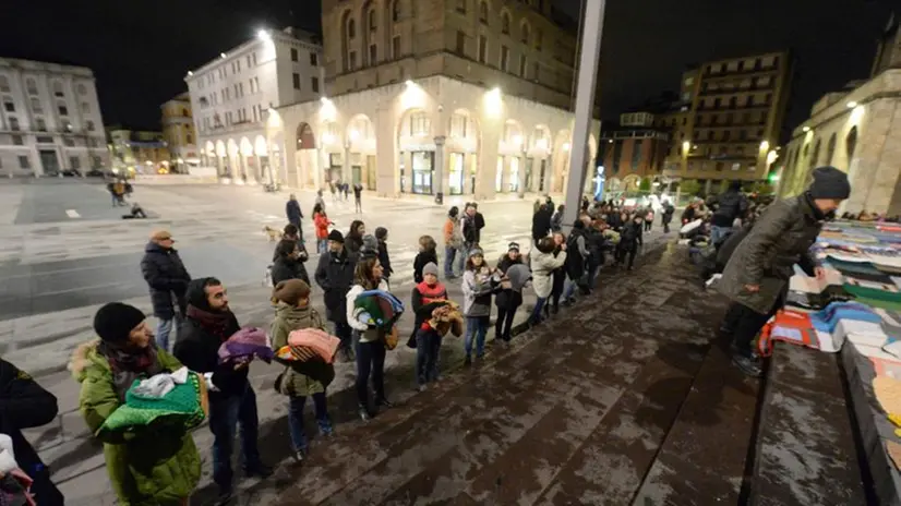 Viva Vittoria, catena umana nella notte
