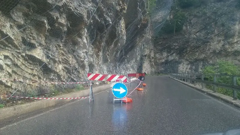 Tignale, masso incombe sulla strada