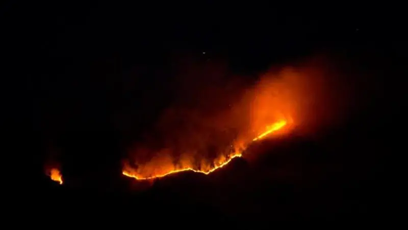 Corna Blacca, si lotta contro le fiamme
