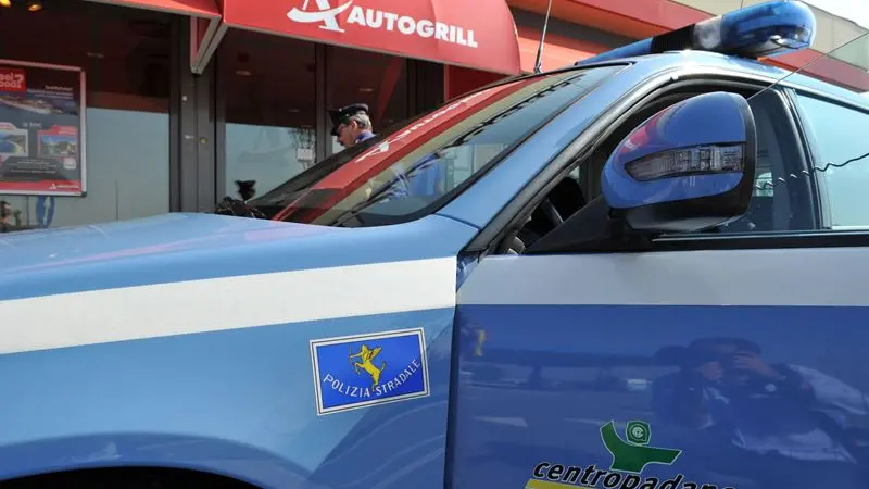 Polizia Stradale in un'area di servizio autostradale (archivio)