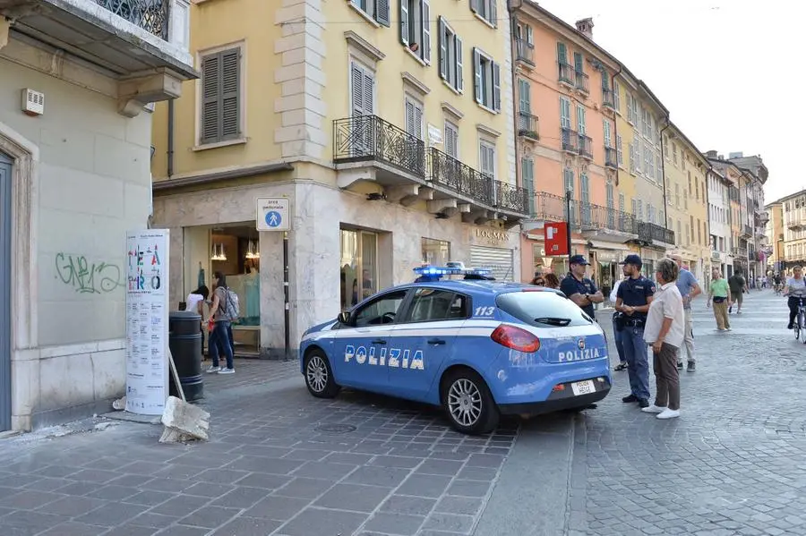 Un pezzo di balcone cade in corso Zanardelli