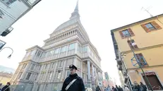 Forze dell'ordine fuori dalla Mole Antonelliana