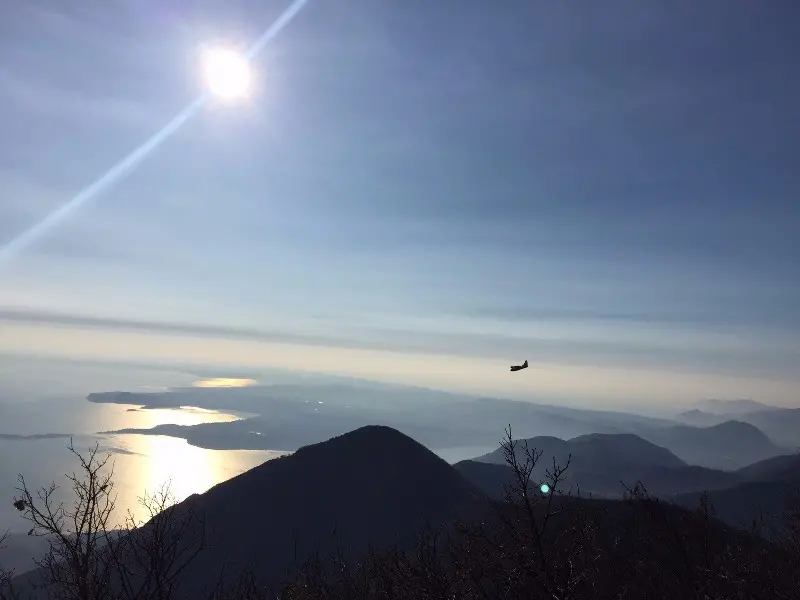 Canadair, elicottero e volontari sul Monte Pizzocolo