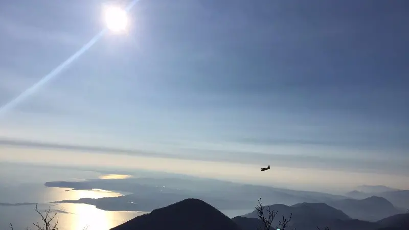 Canadair, elicottero e volontari sul Monte Pizzocolo