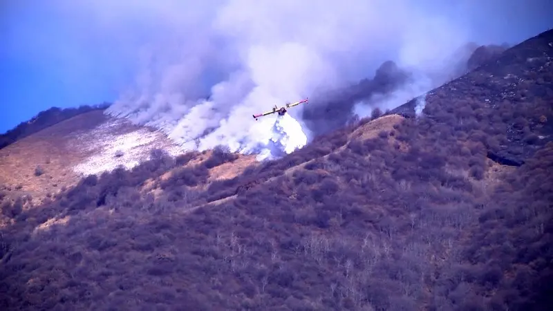 Canadair, elicottero e volontari sul Monte Pizzocolo