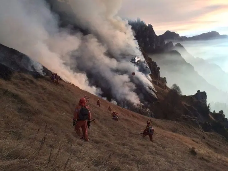 Canadair, elicottero e volontari sul Monte Pizzocolo