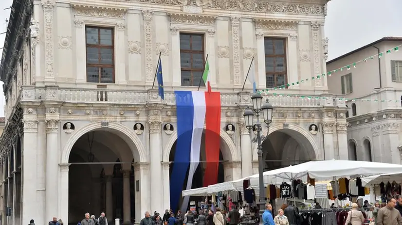 La bandiera francese fuori dalla Loggia