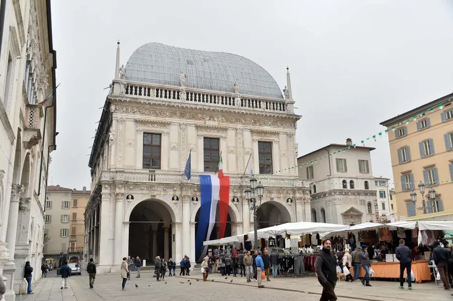 La bandiera francese fuori dalla Loggia