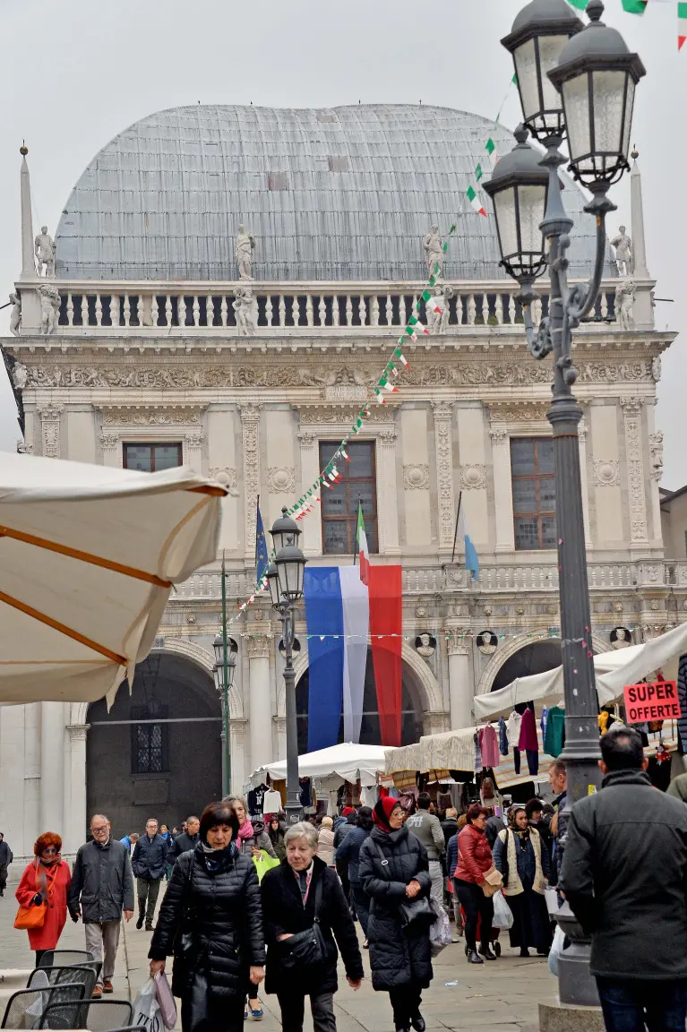 La bandiera francese fuori dalla Loggia