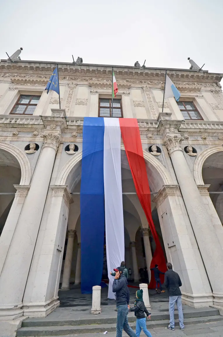 La bandiera francese fuori dalla Loggia