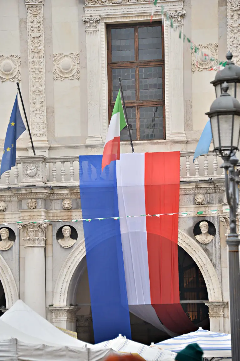 La bandiera francese fuori dalla Loggia