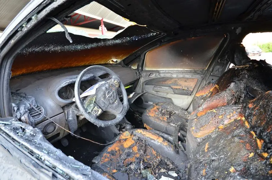 L'auto bruciata in via Chiusure
