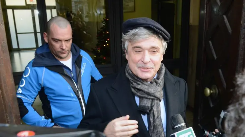 Oscar Maggi esce dal comando dei Carabinieri
