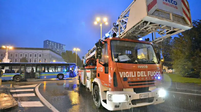 Piazzale Repubblica, autoscala contro pullman